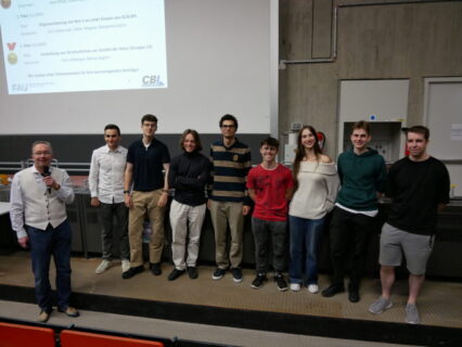 Dr. Peter Schulz mit den drei besten Teams.